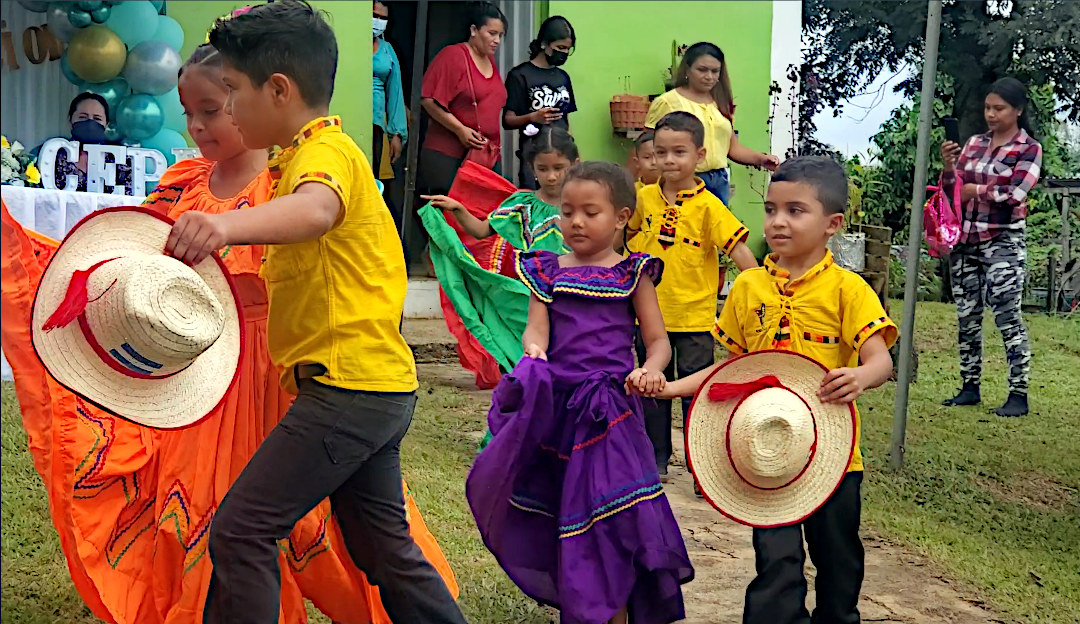 Niños bailando